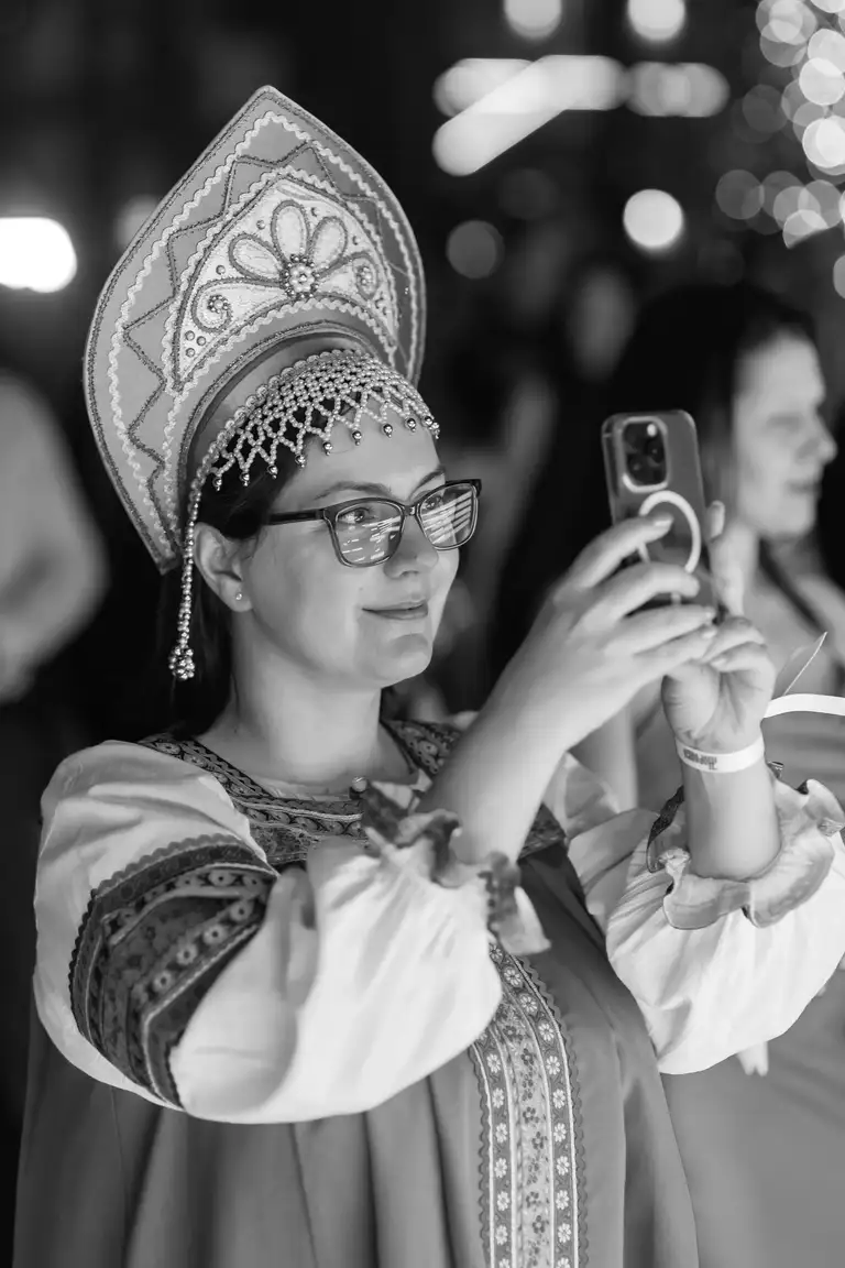 Гостья праздника в народном костюме